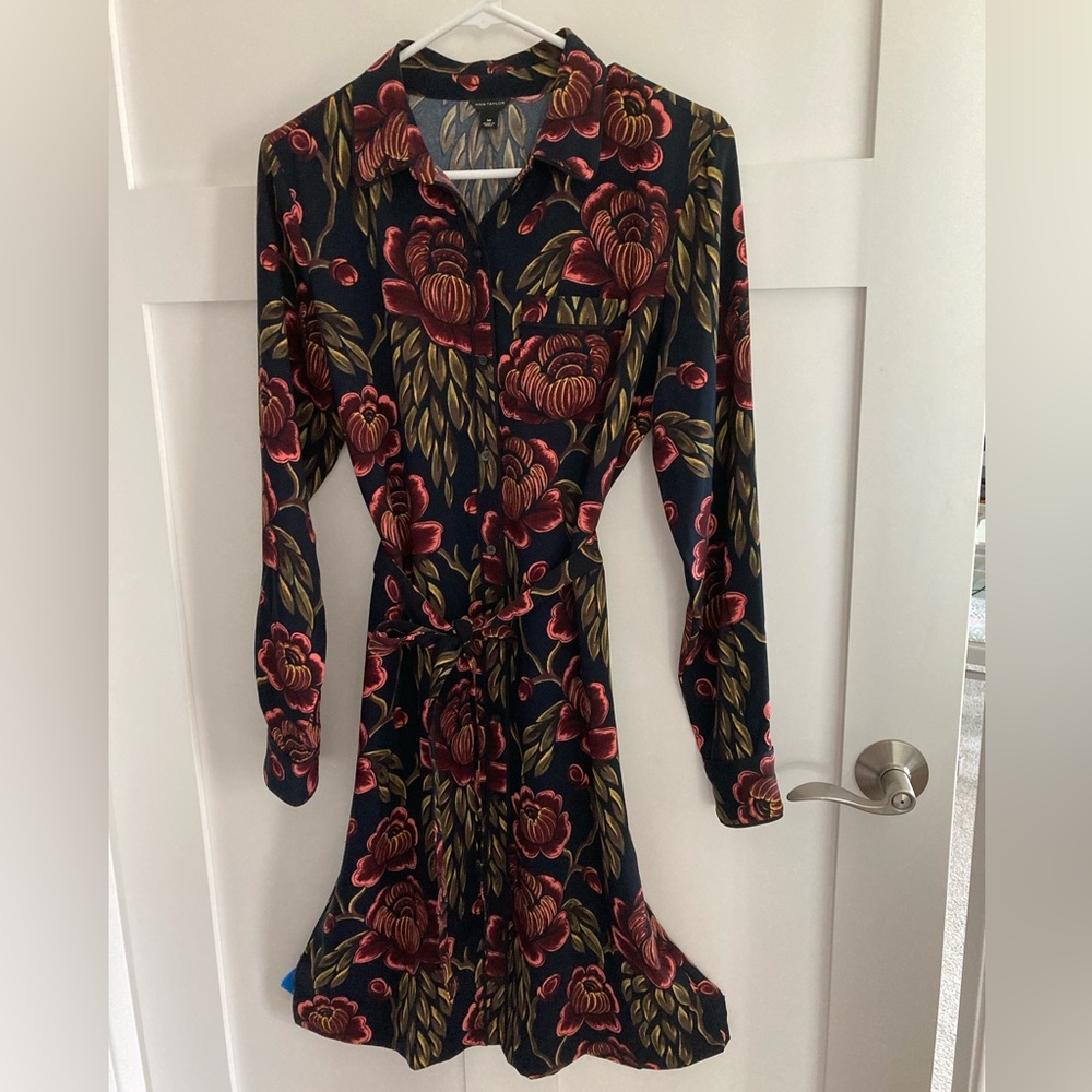 Belted shirt dress in rich colors. Size M. Piping on cuffs, pocket, button row